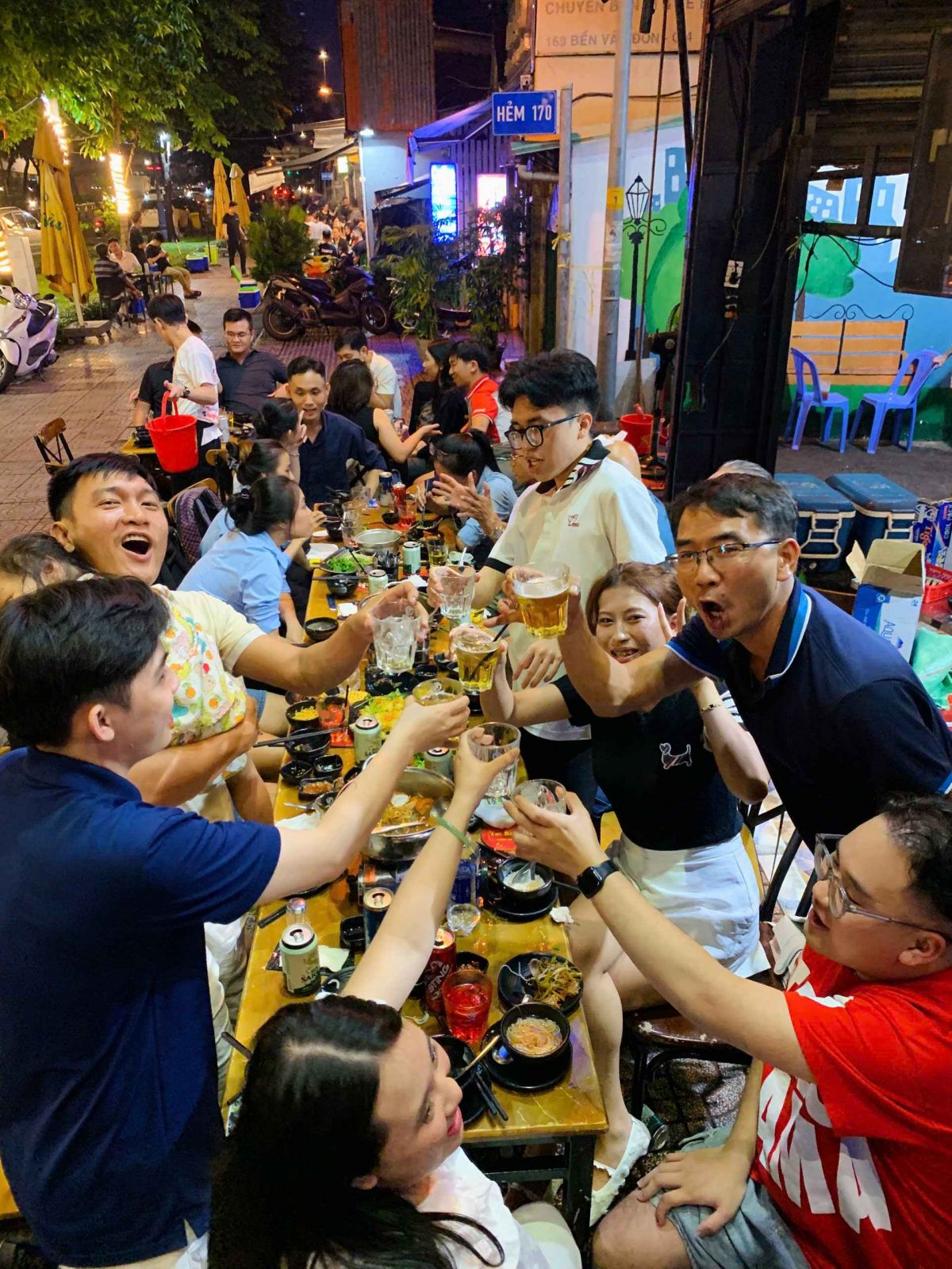 Tới Bến Food Beer Quận 4 Vừa có bia mát, vừa có view đẹp - đúng chuẩn nơi để &quot;xả stress&quot; và &quot;bung mood&quot; cuối ngày!. Đặc biệt, quán mở đến 4H SÁNG